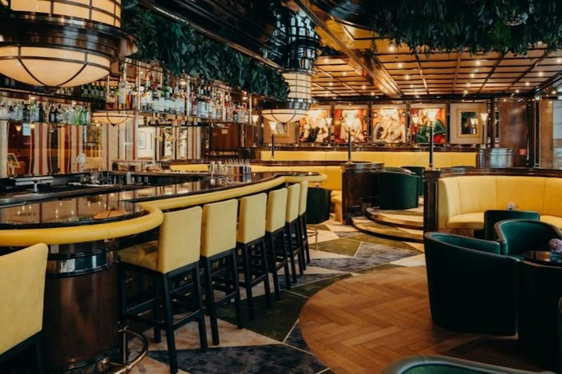 Genießen Sie in der Bar26 feine Spirituosen, fachmännisch gemixte Drinks und leckere Snacks.