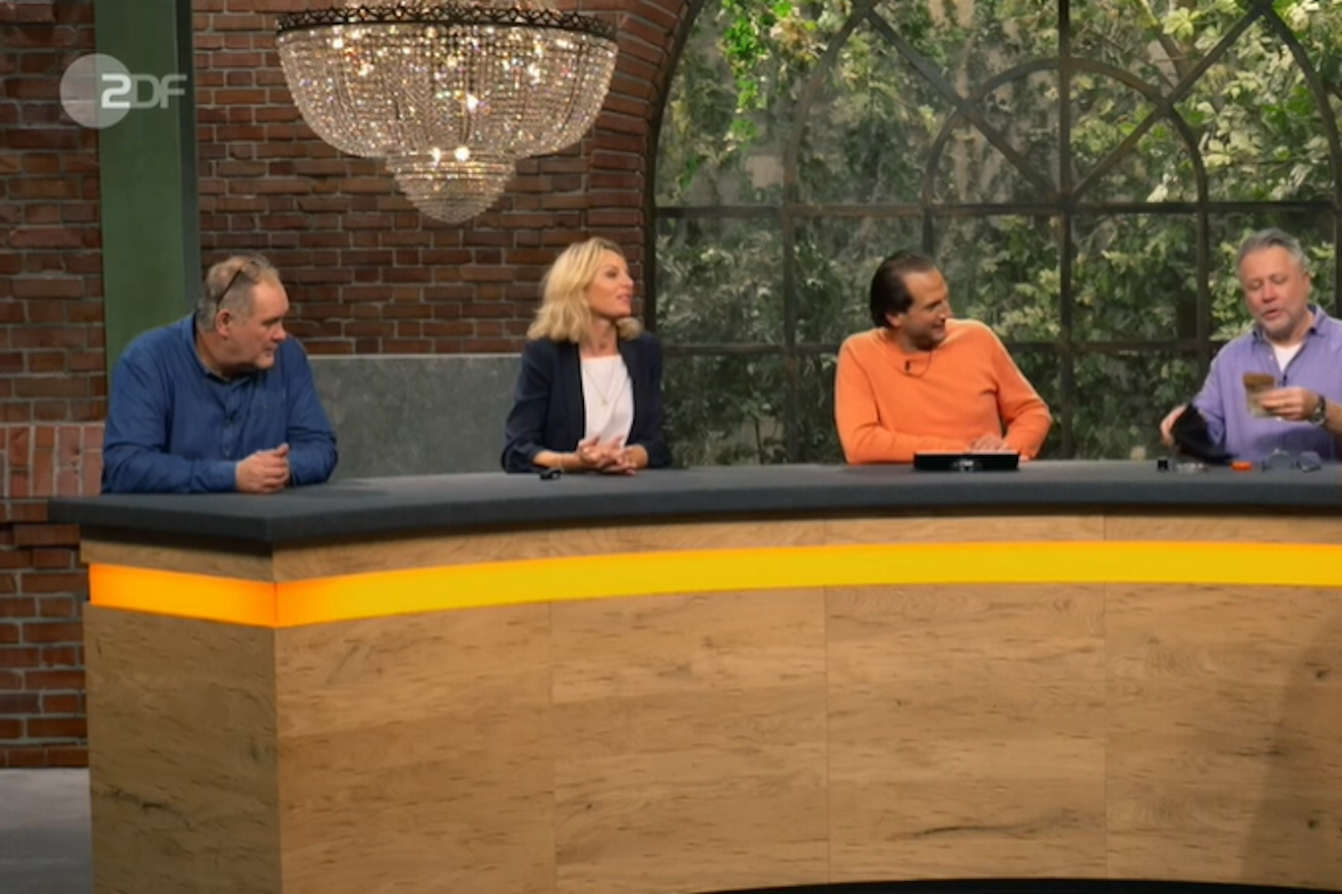 Die „Bares für Rares“-Händler Walter „Waldi“ Lehnert, Susanne Steiger und Julian Schmitz-Avila (v.li.) im neuen Händlerraum.