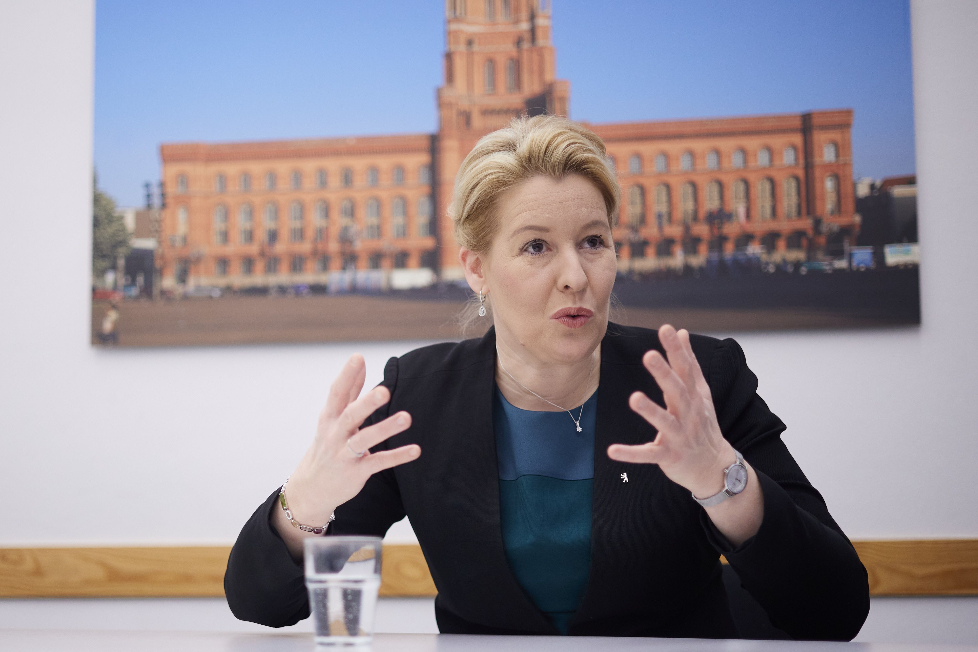 Parkausweise für Anwohner in Berlin werden wohl teurer: Giffey nennt diesen Preis