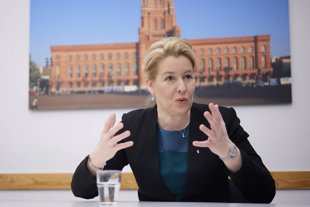 Parkausweise für Anwohner in Berlin werden wohl teurer: Giffey nennt diesen Preis