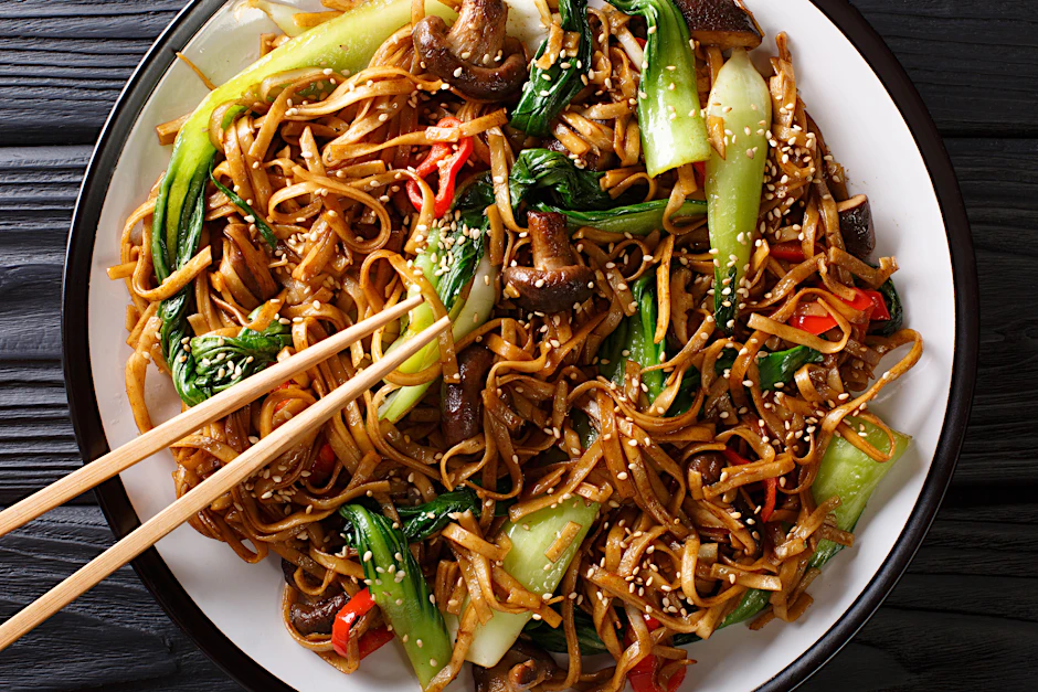 Mal wieder richtig Lust auf eine schnelle Asia-Pfanne? Dann müssen Sie unbedingt unser Rezept für gebratene Nudeln mit Pak Choi probieren.
