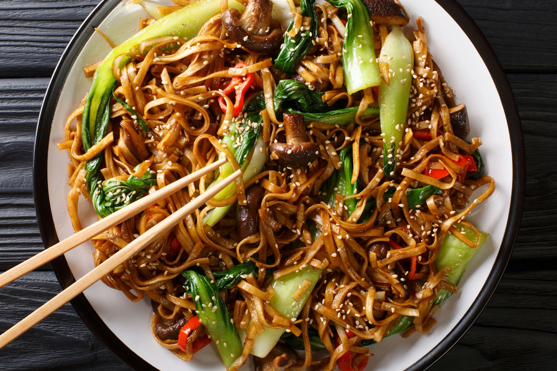 Mal wieder richtig Lust auf eine schnelle Asia-Pfanne? Dann müssen Sie unbedingt unser Rezept für gebratene Nudeln mit Pak Choi probieren.