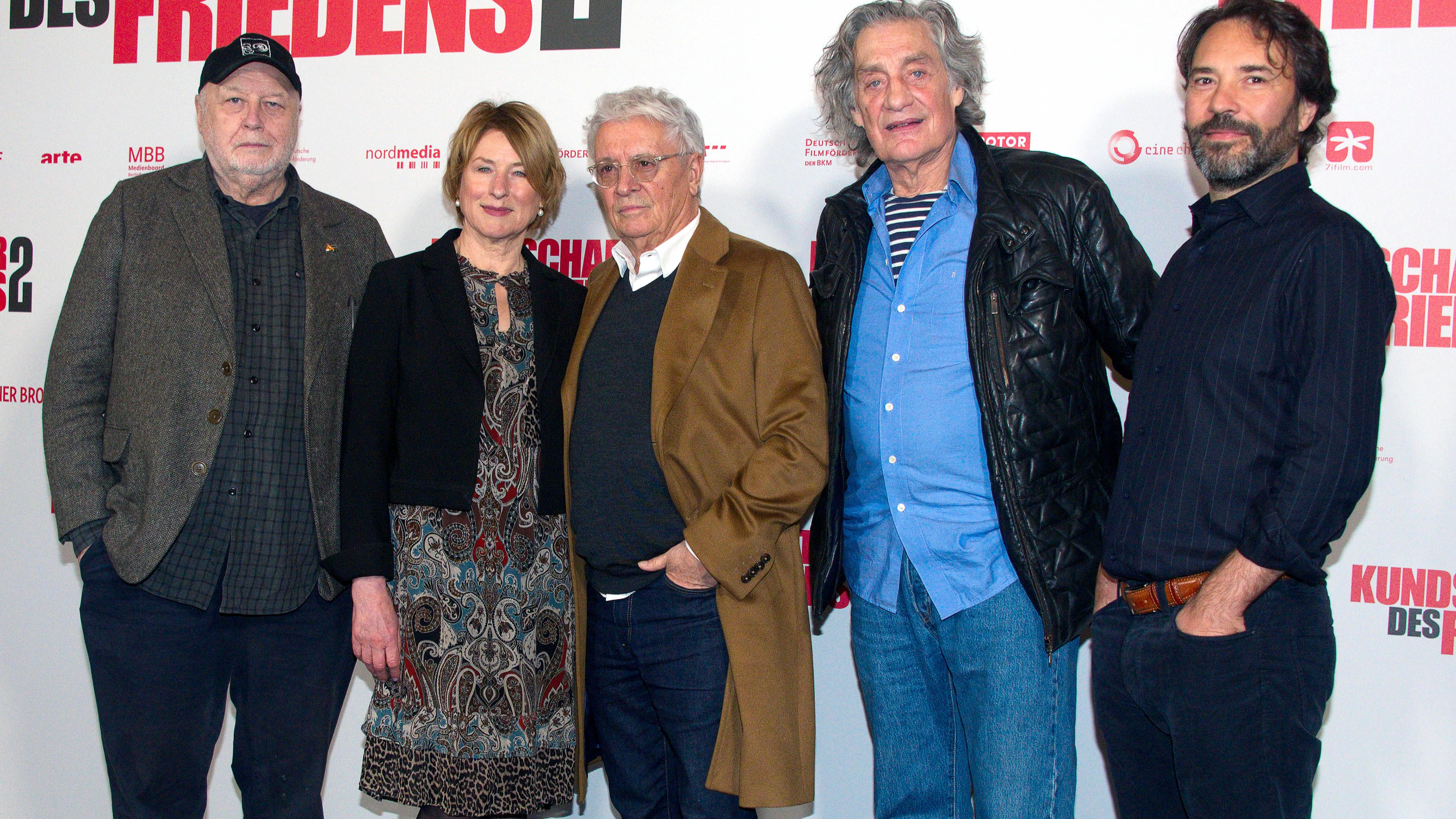 Thomas Thieme, Corinna Harfouch, Henry Hübchen, Winfried Glatzeder und Alberto Ruano (v.l.) bei der Premiere von „Kundschafter des Friedens 2“ im Berliner Kino Colosseum