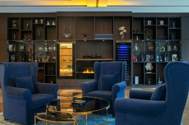 Die Cigar Lounge: eine luxuriösen Umgebung, in der jeder Moment eine Gelegenheit ist, sich der Kunst des Zigarrenrauchens hinzugeben, perfekt ergänzt durch edle Spirituosen. 