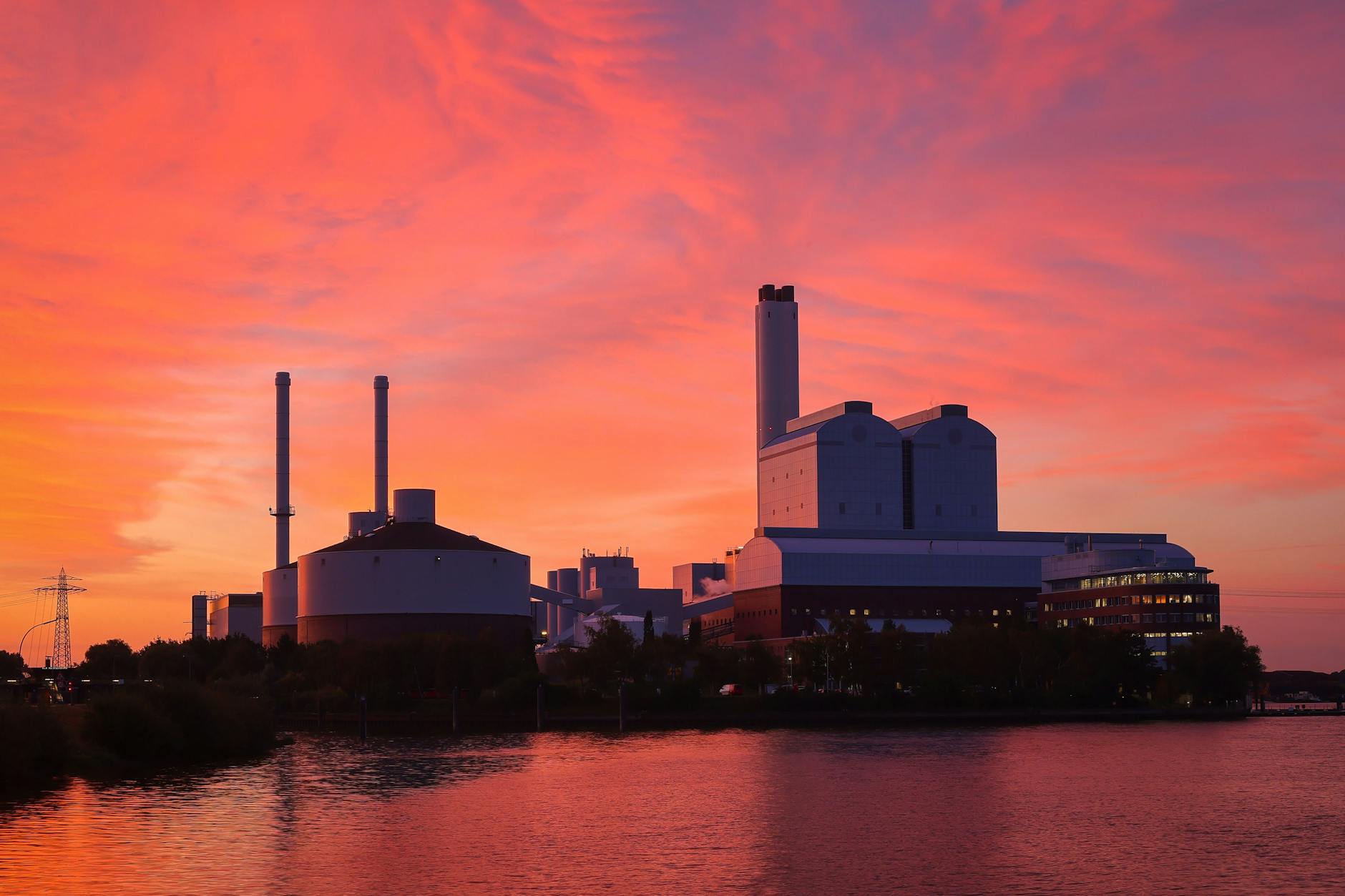 Das Heizkraftwerk Tiefstack in Hamburg. Großstädte fallen bei Schwankungen von Fernwärmekosten nicht besonders auf, eher kleinere Städte und Kommunen.