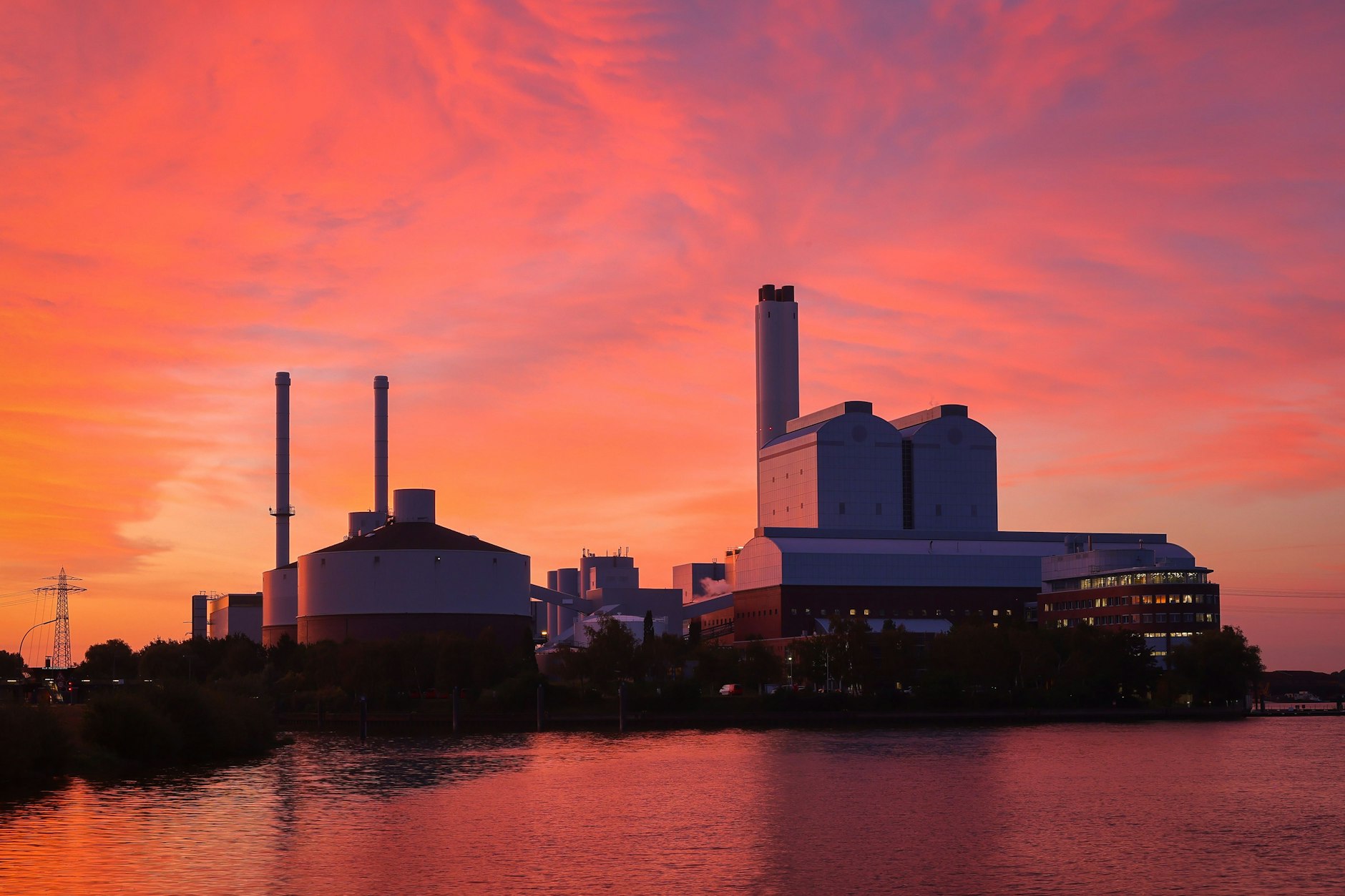 Das Heizkraftwerk Tiefstack in Hamburg. Großstädte fallen bei Schwankungen von Fernwärmekosten nicht besonders auf, eher kleinere Städte und Kommunen.