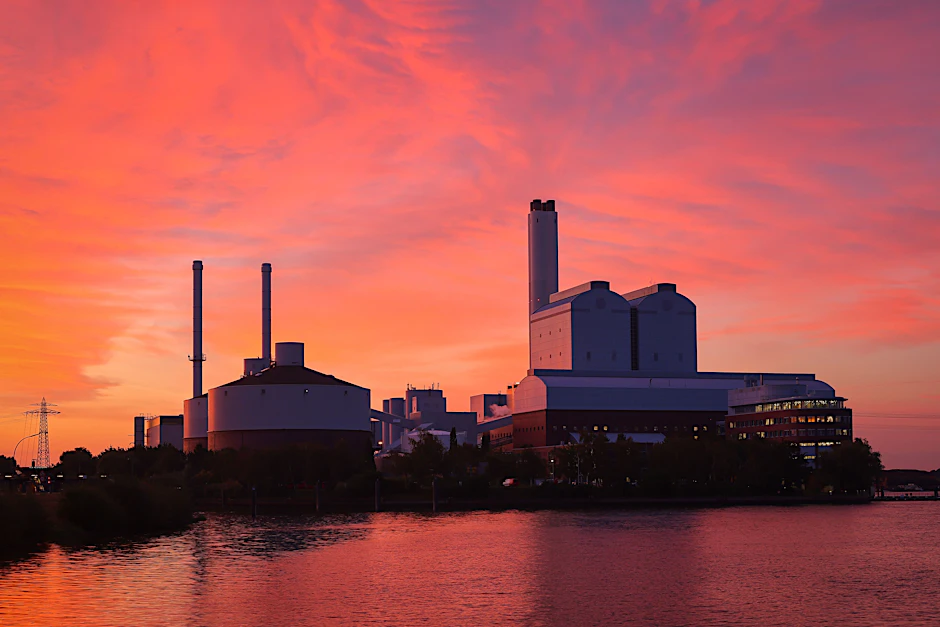 Das Heizkraftwerk Tiefstack in Hamburg. Großstädte fallen bei Schwankungen von Fernwärmekosten nicht besonders auf, eher kleinere Städte und Kommunen.