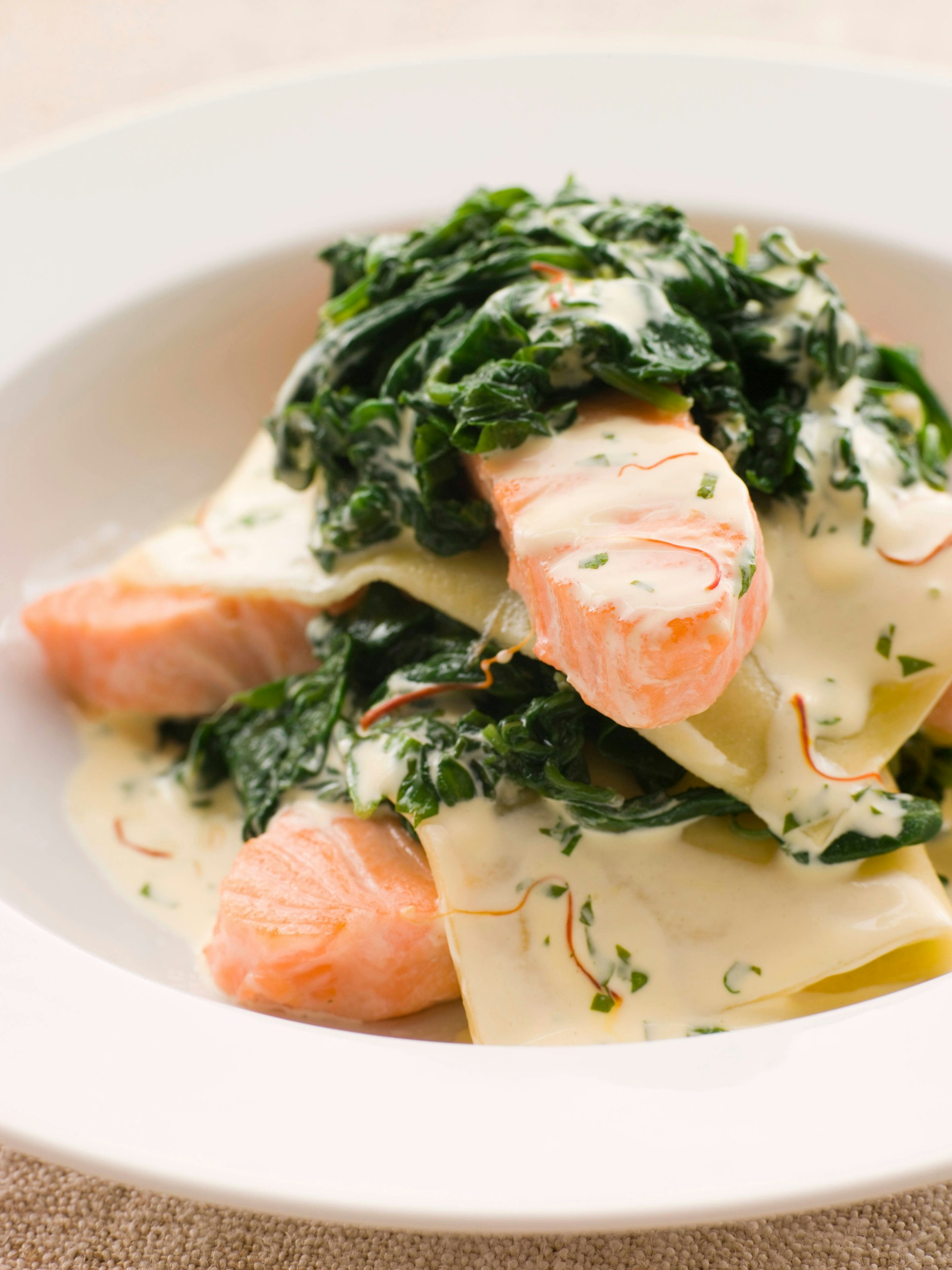 Lachs und Blattspinat sind eine tolle Kombination, die in vielen Gerichten zum Tragen kommt. Doch das Rezept für Lachs auf Blattspinat ist einfach das beste!