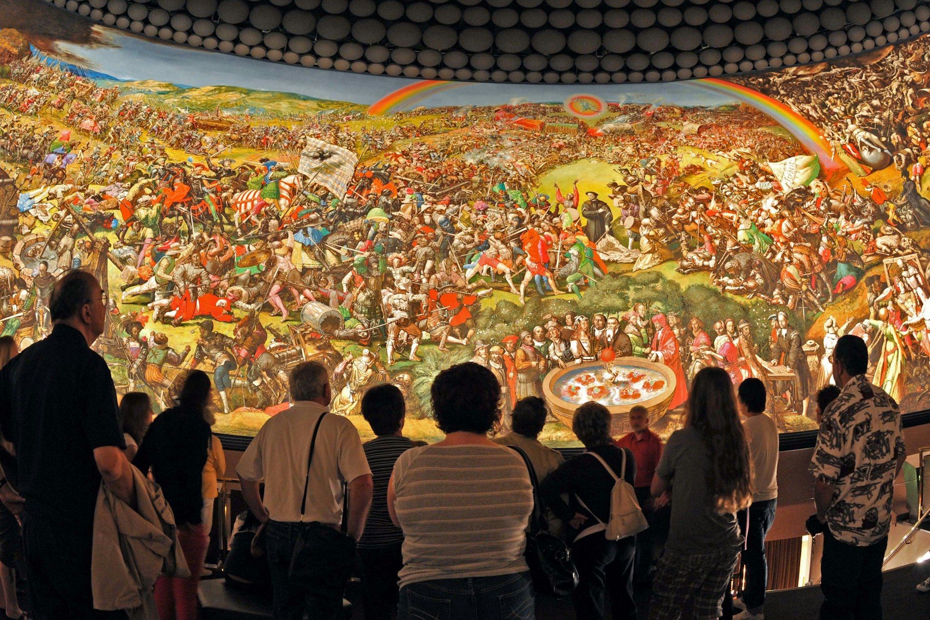 Bauernkrieg live: Besucher betrachten im Panorama-Museum in Bad Frankenhausen das Monumentalgemälde „Frühbürgerliche Revolution in Deutschland“ von Werner Tübke.