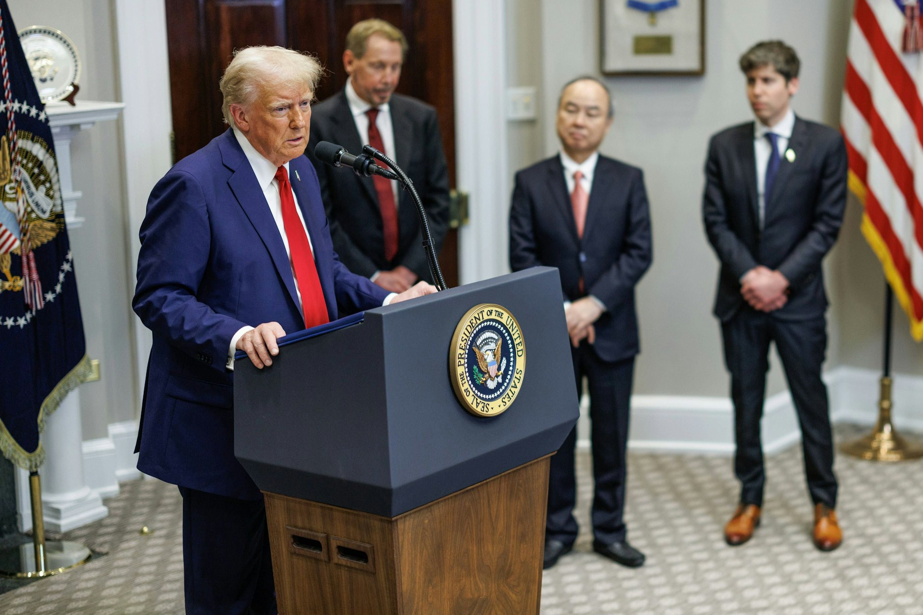 Präsident Donald Trump gibt das KI-Projekt „Stargate“ bekannt - flankiert von Oracle-Boss Larry Ellison, Masayoshi Son von der SoftBank und OpenAI-Chef Sam Altman.