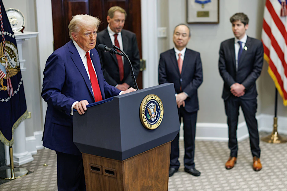 Präsident Donald Trump gibt das KI-Projekt „Stargate“ bekannt - flankiert von Oracle-Boss Larry Ellison, Masayoshi Son von der SoftBank und OpenAI-Chef Sam Altman.