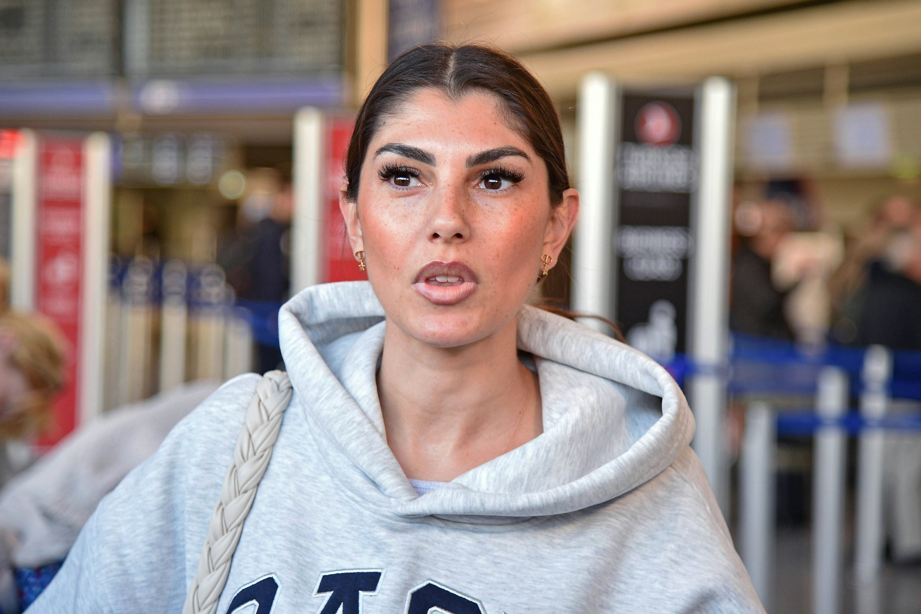 Yeliz Koc beim Abflug in Frankfurt nach Australien.