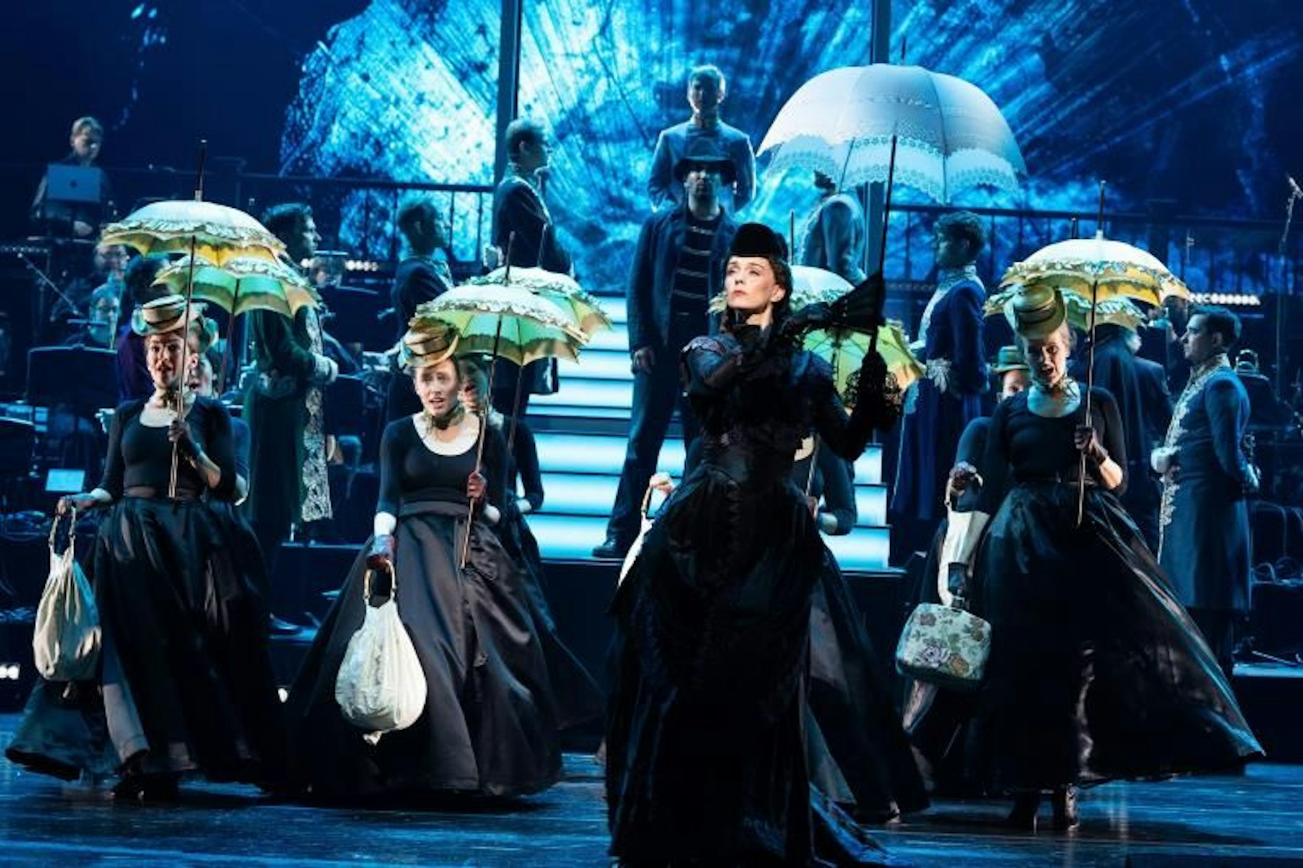 Aufwendige Kostüme, perfekt abgestimmtes Licht und emotionale Hintergrundprojektionen erzeugen eine perfekte Illusion.