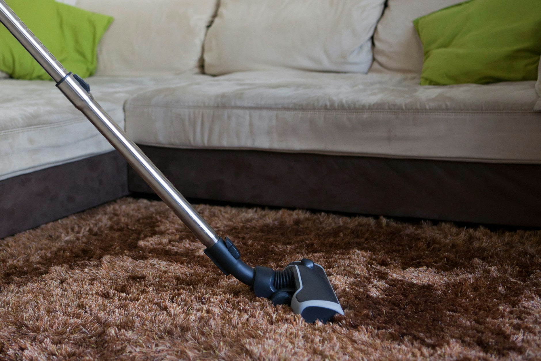 Staubsauger mit Beutel schneiden insgesamt besser ab, insbesondere auf Teppichböden, während Modelle ohne Beutel eher Schwächen zeigen.