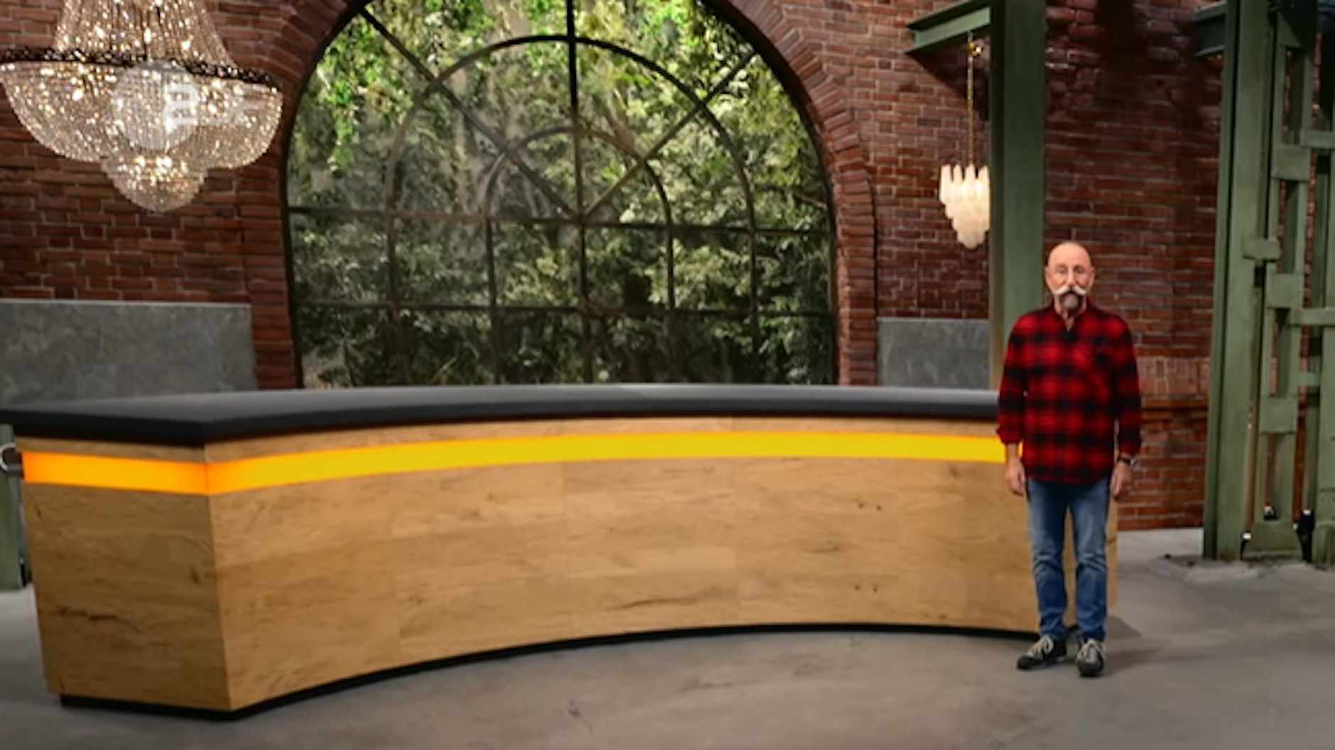 Horst Lichter präsentiert den neuen Händlerraum von „Bares für Rares“.