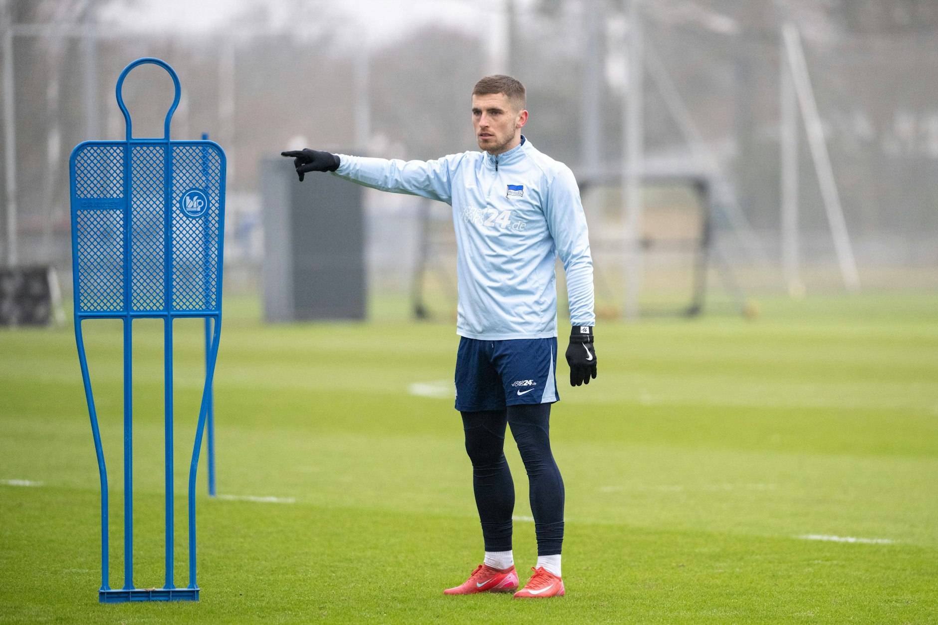 Herthas rechter Außenverteidiger ist auf dem Sprung zu Sheffield United. Noch trainert er bei den Blau-Weißen. Spielt er aber gegen den HSV?