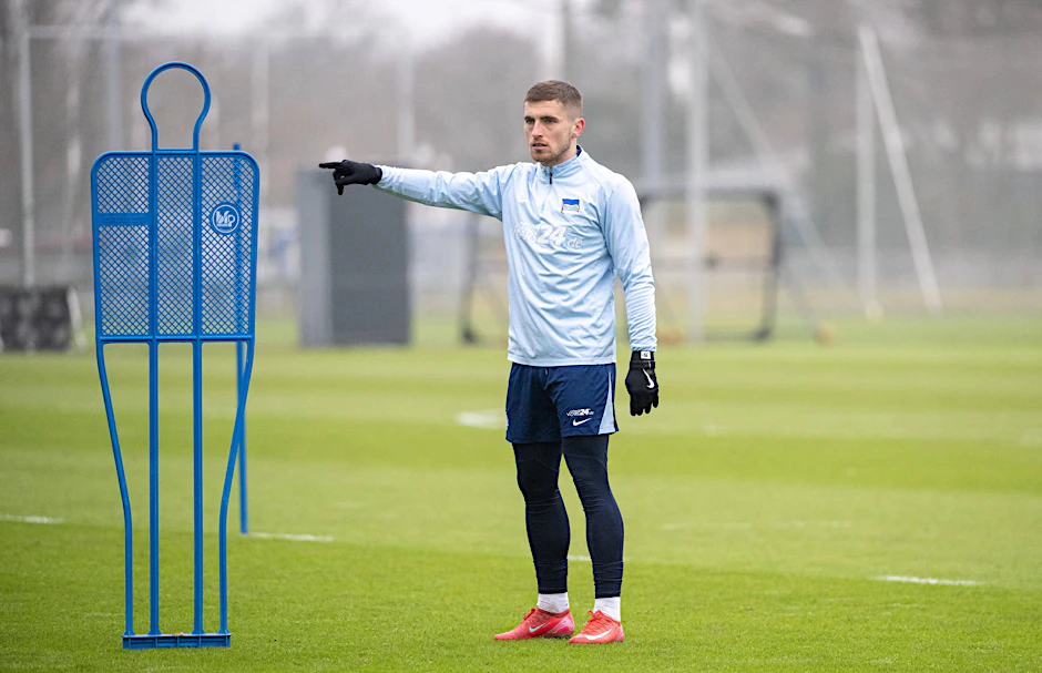 Herthas rechter Außenverteidiger ist auf dem Sprung zu Sheffield United. Noch trainert er bei den Blau-Weißen. Spielt er aber gegen den HSV?