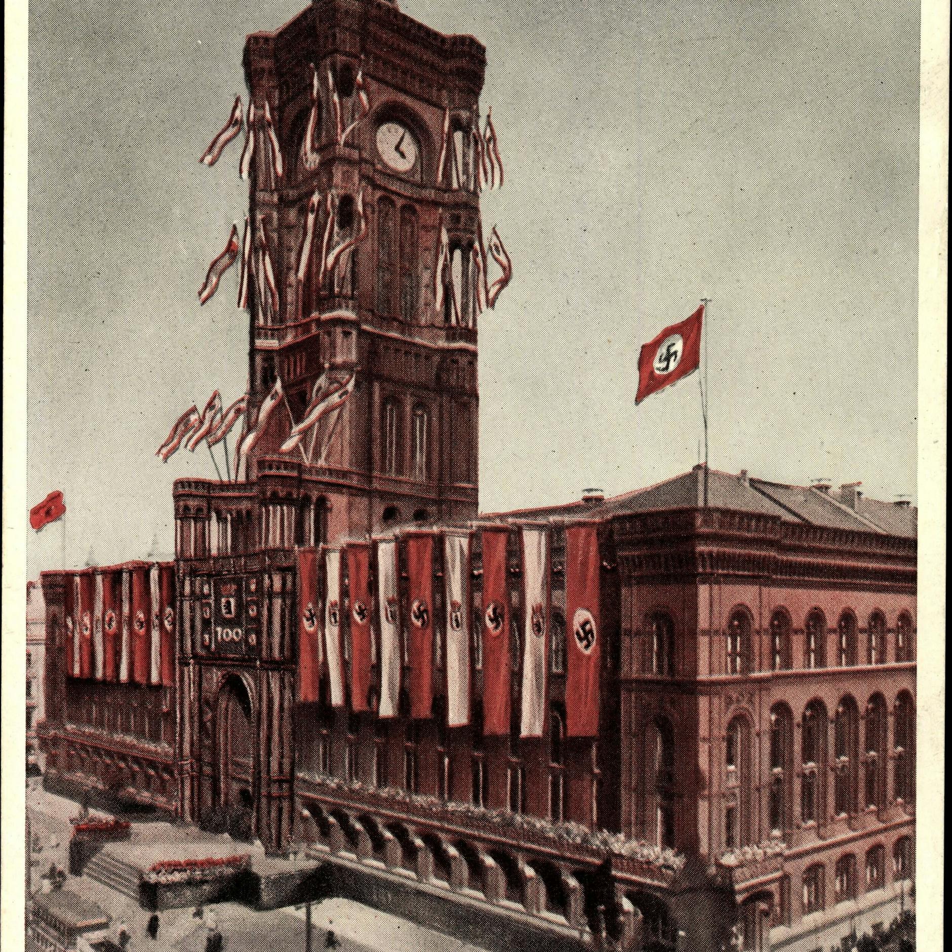 Das Rote Rathaus mit Hakenkreuz-Fahnen zur 700-Jahr-Berlin-Feier geschmückt (1937): So mancher Nazi, der damals in den Amtsstuben arbeitete, fand nach dem Krieg im Westen Berlins wieder eine Ämter-Position.