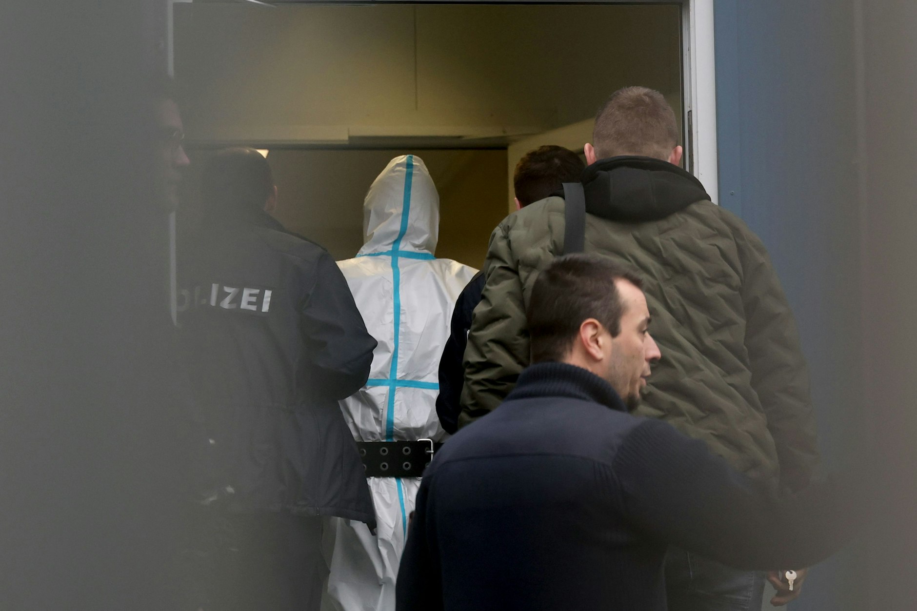 Polizeibeamte begleiten den mutmaßlichen Täter von Aschaffenburg (2.v.l.) nach dem tödlichen Angriff in einem Park zum Haftrichter.