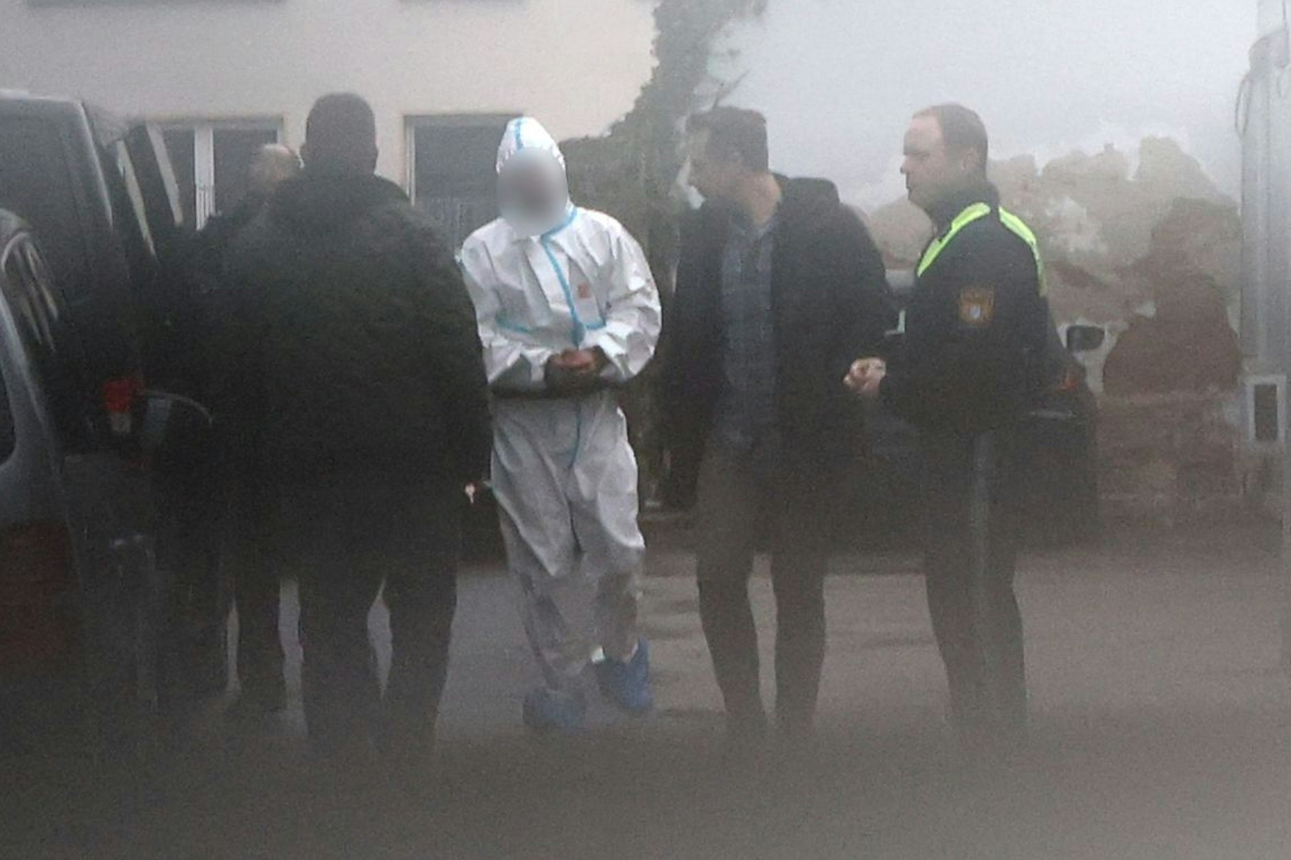 Polizeibeamte begleiten den mutmaßlichen Täter nach dem tödlichen Angriff in einem Park im Amtsgericht Aschaffenburg zur Vorführung beim Haftrichter.