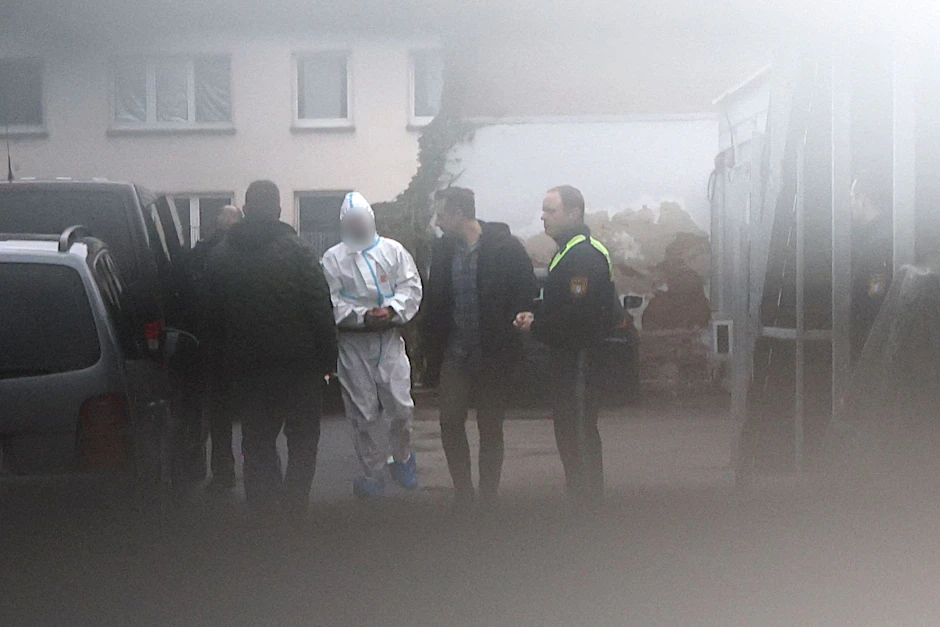 Polizeibeamte begleiten den mutmaßlichen Täter nach dem tödlichen Angriff in einem Park im Amtsgericht Aschaffenburg zur Vorführung beim Haftrichter. 