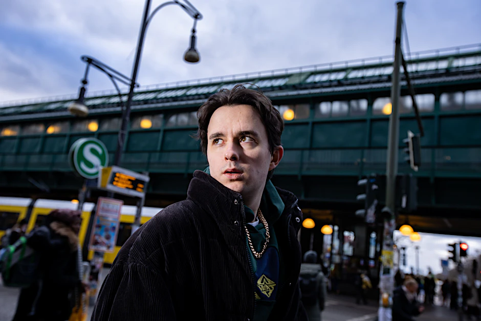 Rapper Maurice Conrad posiert für die Berliner Zeitung vor dem Bahnhof Schönhauser Allee.