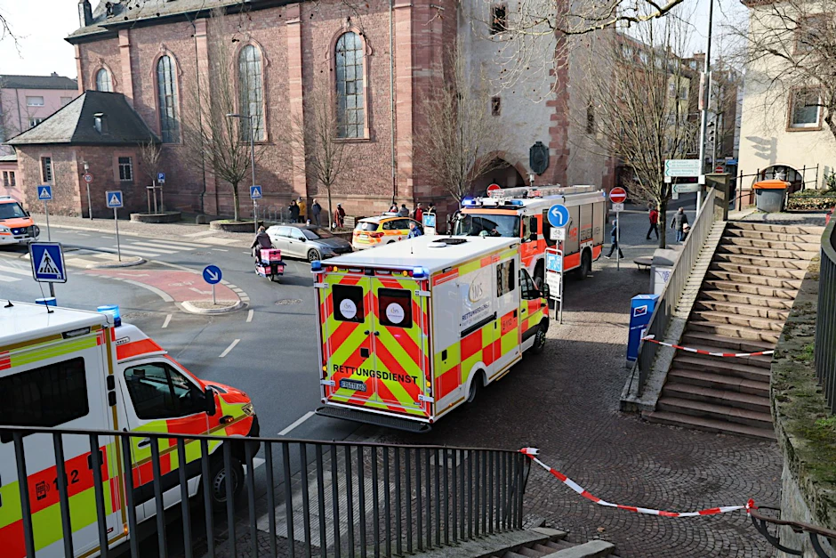 Fahrzeuge von Feuerwehr und Rettungsdiensten stehen in der Nähe eines Tatortes in Aschaffenburg, wo ein psychisch kranker Mann zwei Menschen ermordet hat.