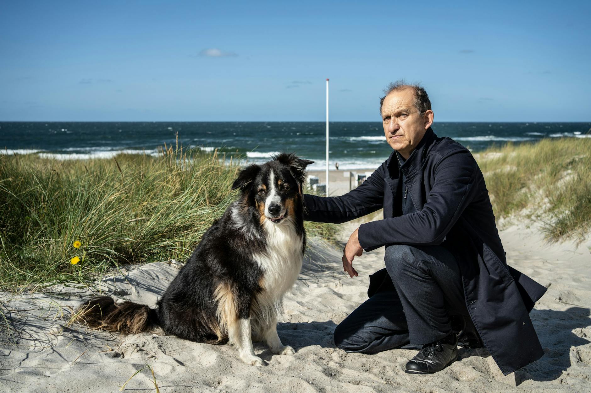 Carl Sievers (Peter Heinrich Brix) ermittelt mit Hund Joker in „Nord Nord Mord“ auf Sylt.