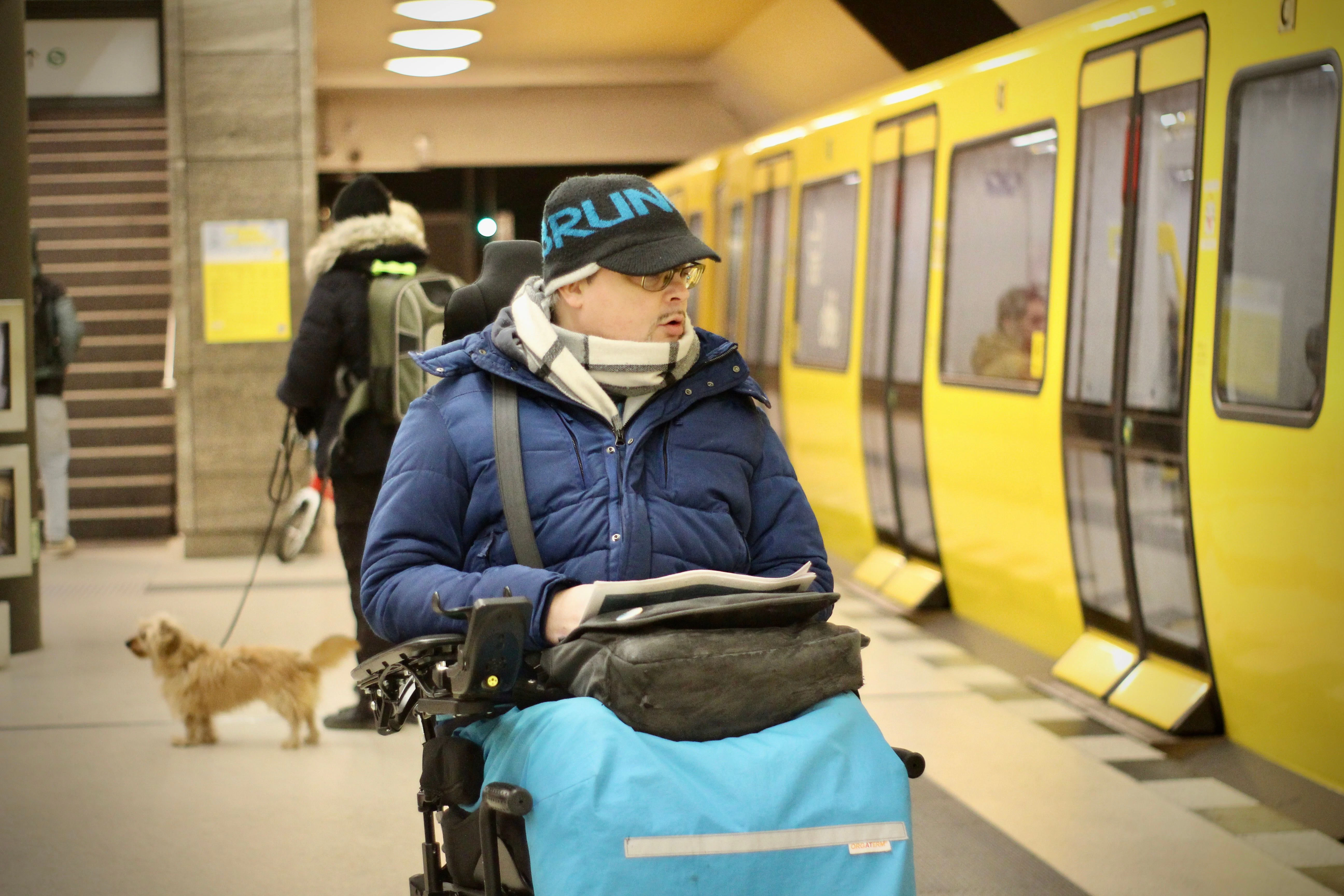 Bei Bahnhöfen in Kurvenlage ist der Spalt zwischen Zug und Bahnsteigkante naturgemäß auf einer Bahnsteigseite größer. In diesen Bahnhöfen läuft dazu auch eine Durchsage („Mind the gap“). Für Rollstuhlfahrer können diese schnell zum Verhägnis werden.