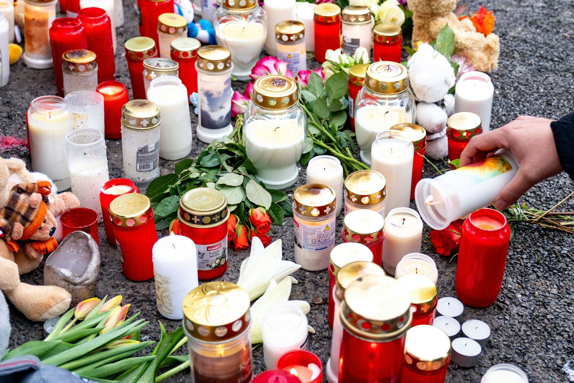 Die brutale Tat, die sich am Mittwoch in Aschaffenburg ereignete, schockiert ganz Deutschland. Auch der kleine Yannis (2) kam bei dem Messer-Angriff ums Leben.
