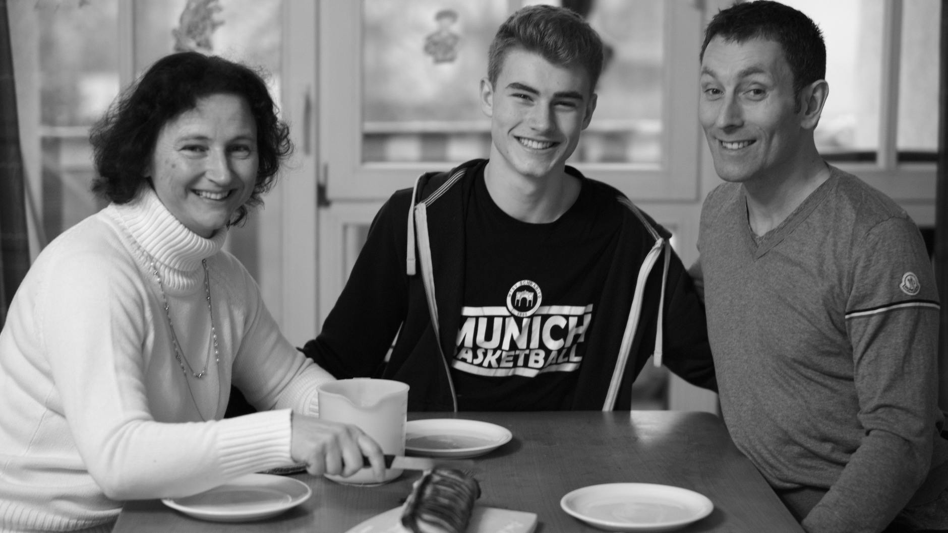 Linus als 15-Jähriger mit seinen Eltern.