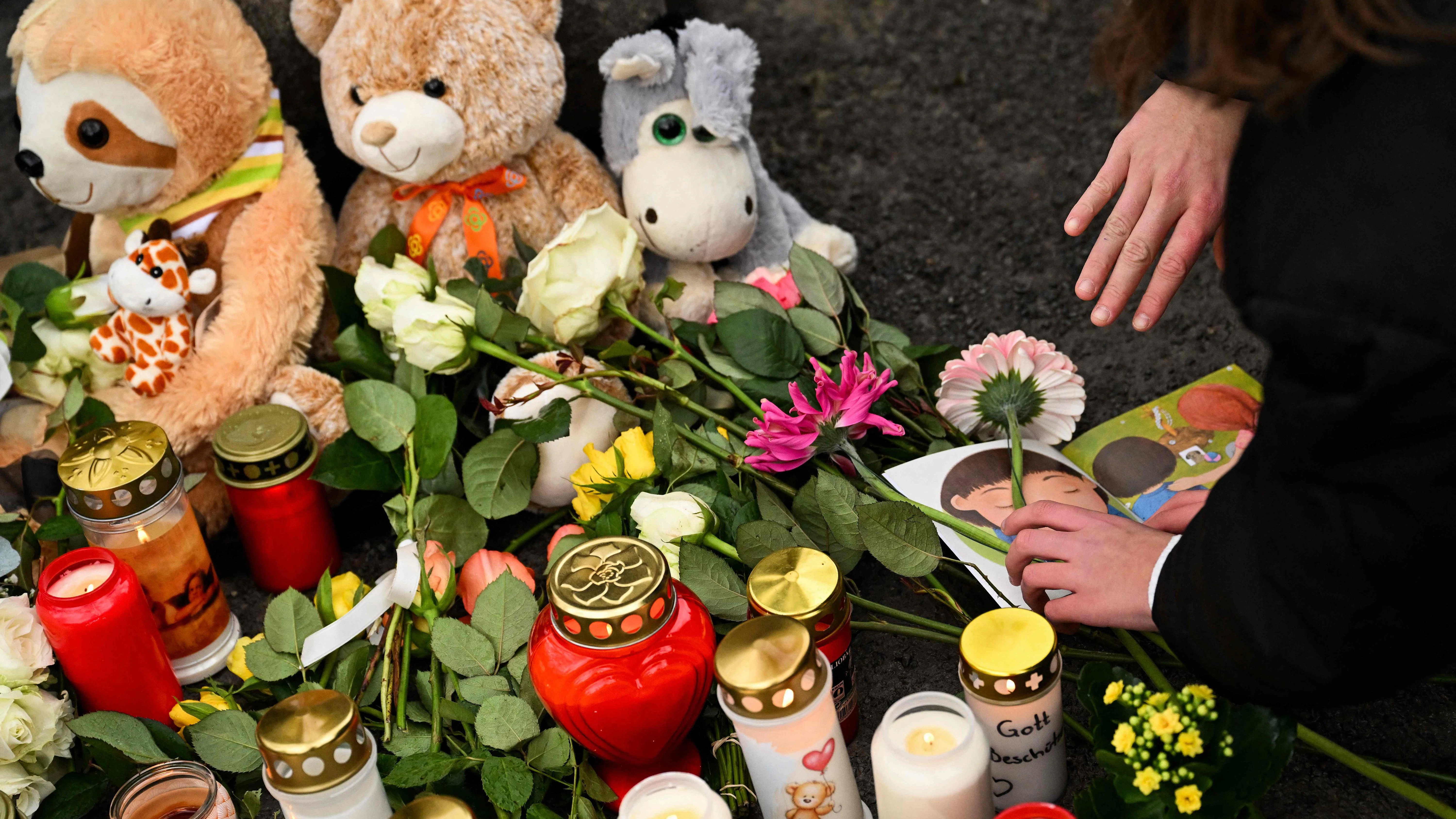 Am Tatort in Aschaffenburg legten Menschen Blumen und Kerzen nieder. Die Tat macht ganz Deutschland betroffen.