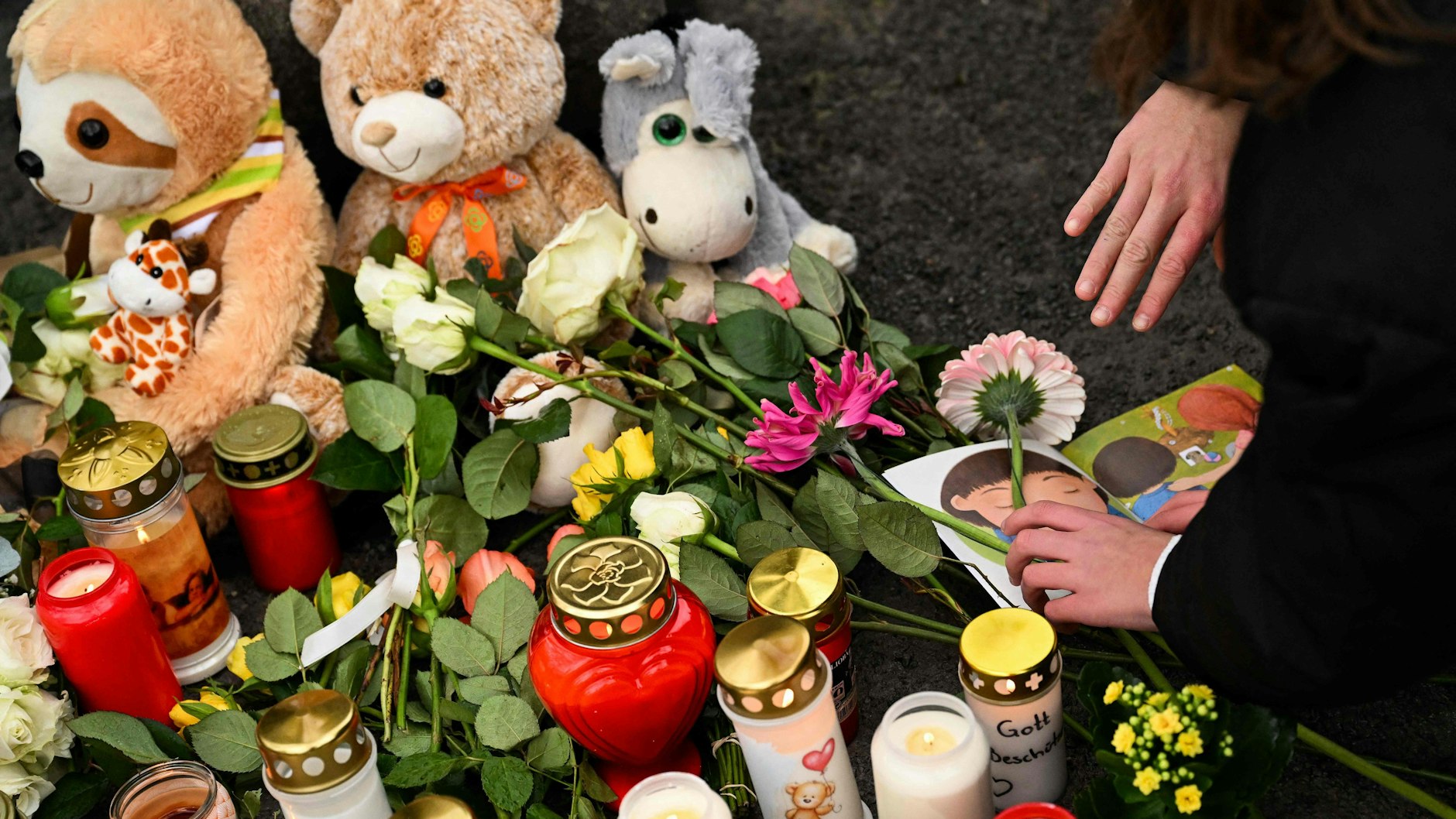 Am Tatort in Aschaffenburg legten Menschen Blumen und Kerzen nieder. Die Tat macht ganz Deutschland betroffen.