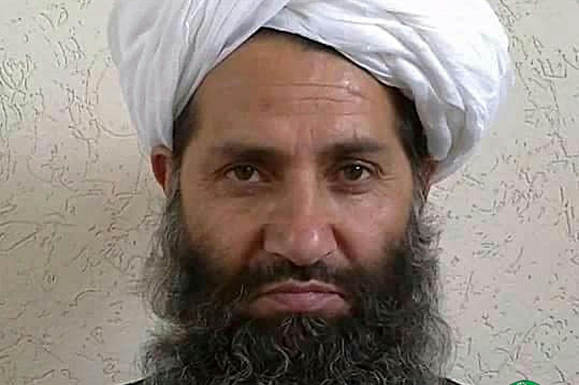 Auf diesem undatierten, 2016 veröffentlichten, Foto posiert der Führer der afghanischen Taliban Haibatullah Achundsada für ein Porträt.