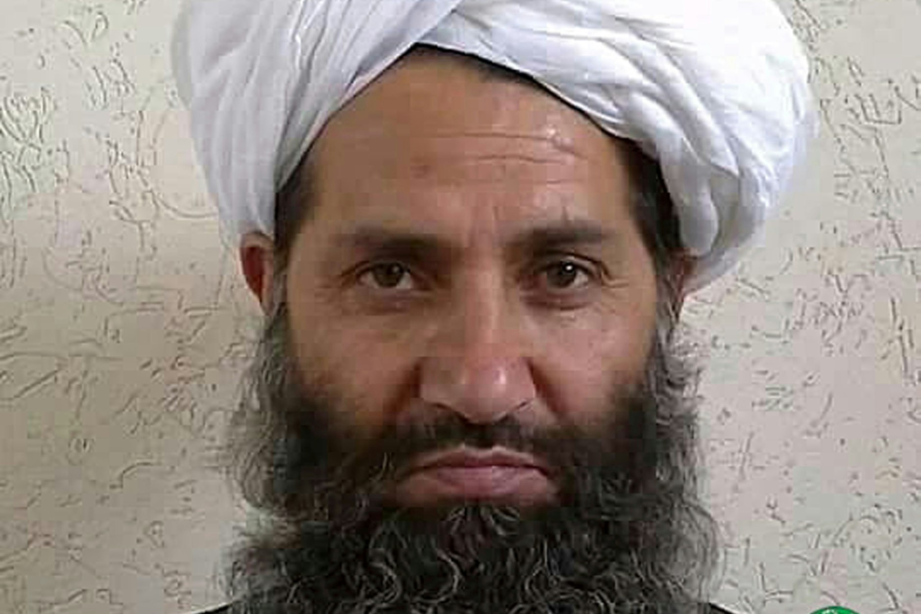 Auf diesem undatierten, 2016 veröffentlichten, Foto posiert der Führer der afghanischen Taliban Haibatullah Achundsada für ein Porträt.