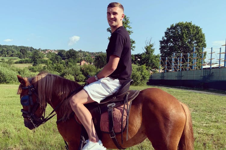 Bosnien-Riese Nardin Mulahosejnovic reitet im Urlaub auch gern mal ein Pferd, ansonsten reitet er auf der Erfolgswelle mit Zrinjski Mostar.