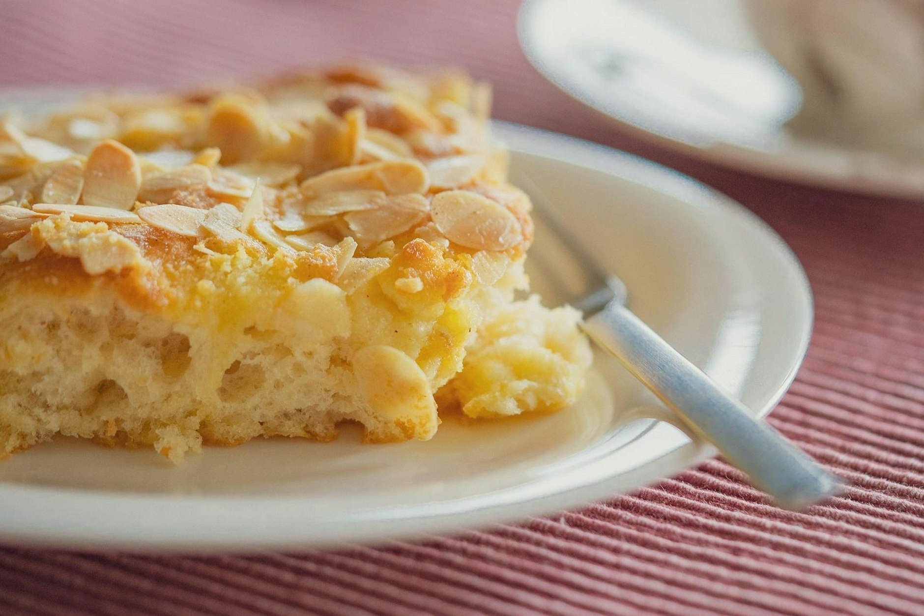 Der Anhalterkuchen besteht aus einem fluffigen Teig und einer Kruste aus gehackten oder gehobelten Mandeln und Zucker. Das Rezept ist richtig simpel!