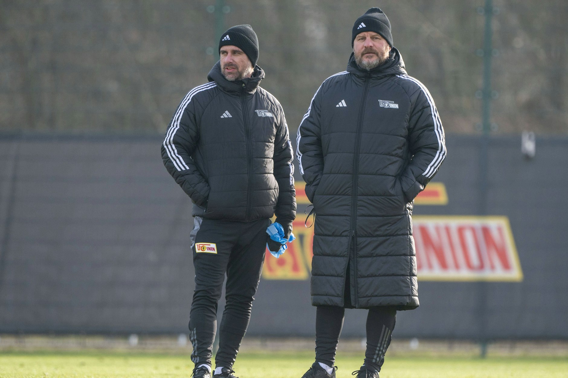 Hauptsponsor in Sicht: Auf der blanken Brust von Co-Trainer Sebastian Bönig (43) und Chefcoach Steffen Baumgart (53) soll beim 1. FC Union bald ein Unternehmen werben.