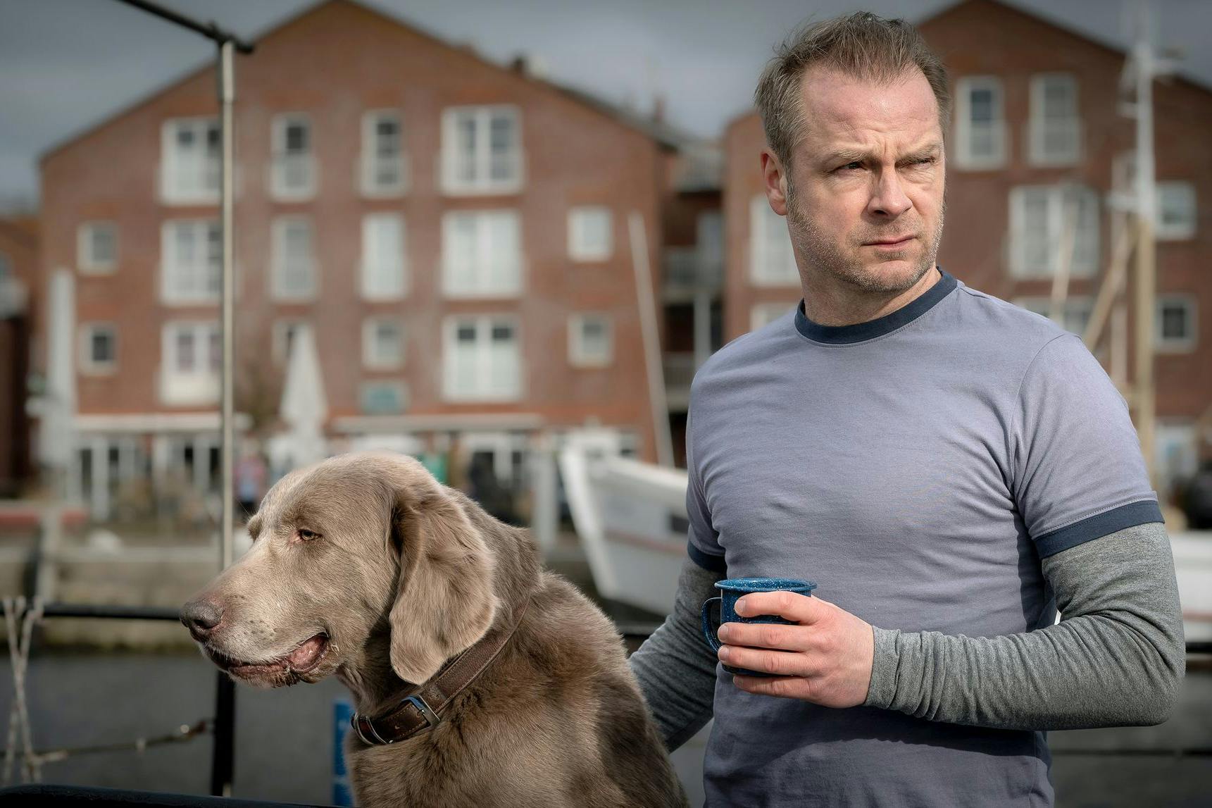 „Nord bei Nordwest“: Hauke Jacobs (Hinnerk Schönemann) mit Hund Holly (Finn).