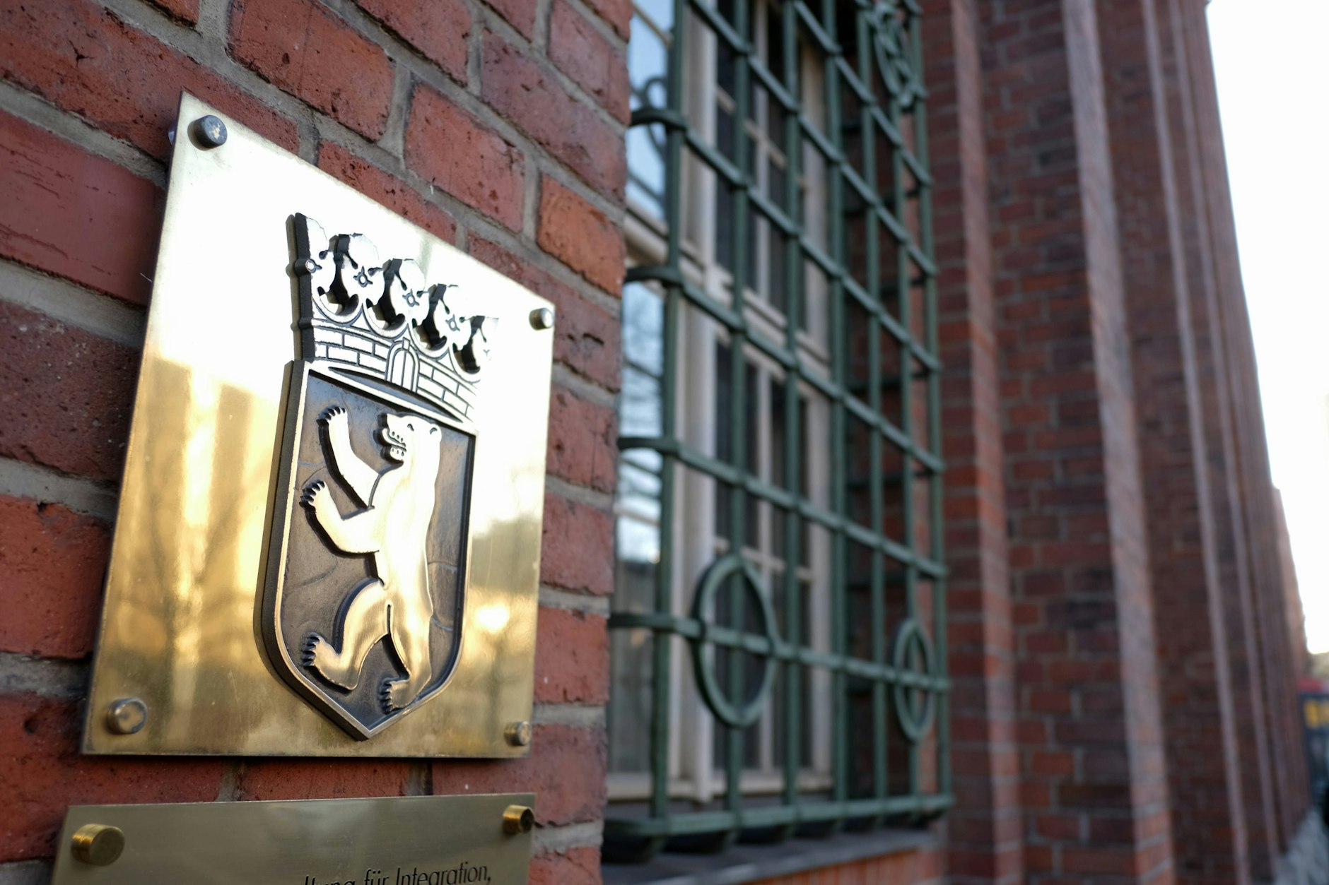 Das Berliner Stadtwappen am Eingang der Senatsverwaltung für Arbeit und Soziales. Jetzt wurde die braune Vergangenheit der Behörde aufgearbeitet.