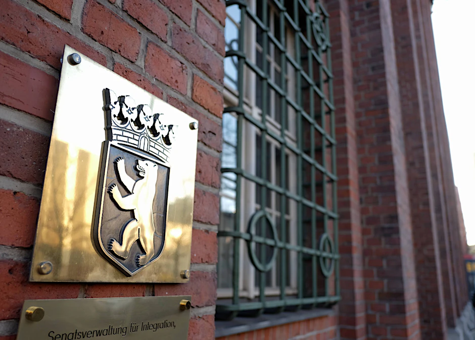Das Berliner Stadtwappen am Eingang der Senatsverwaltung für Arbeit und Soziales. Jetzt wurde die braune Vergangenheit der Behörde aufgearbeitet.
