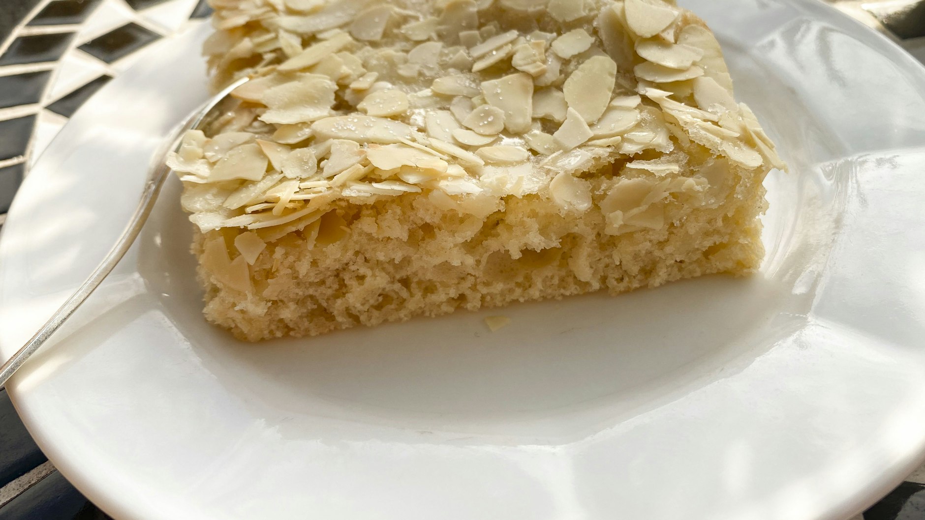 Der Kuchen ist weich und hat eine knusprige Kruste aus Zucker und Mandeln. Probieren Sie unser Rezept für Anhalterkuchen unbedingt aus!