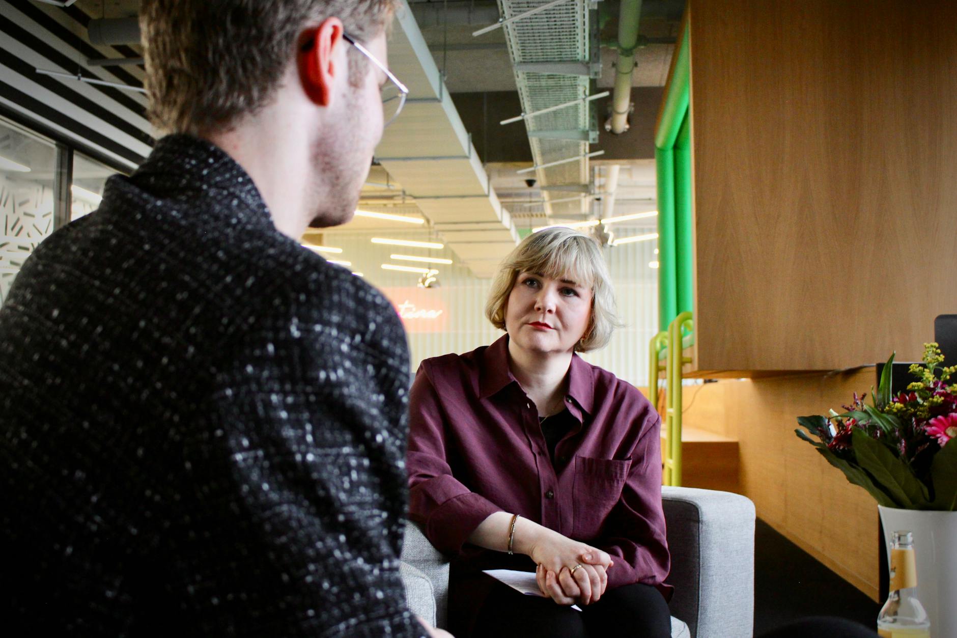 Kurier-Reporterin Julia kennt Linus bereits von einigen Events in Berlin.