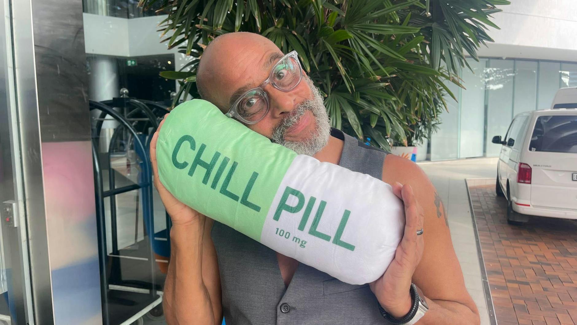 Pierre Sanoussi-Bliss hat ein Kissen und ein Halstuch eingepackt - ob ihm beides den Aufenthalt im Dschungelcamp erleichtert?