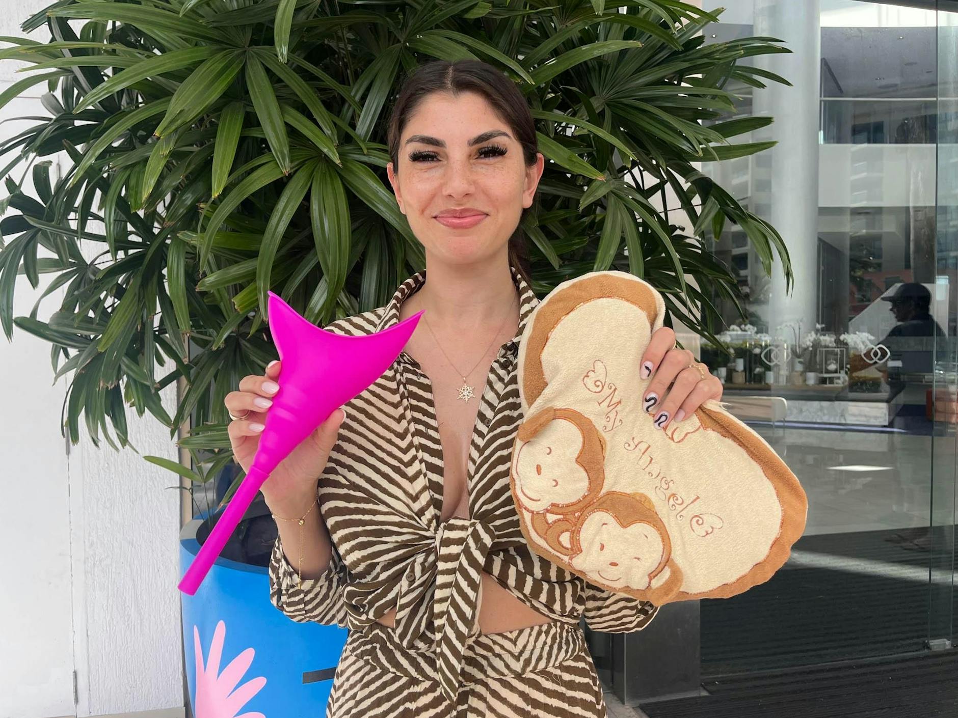 Yeliz Koç hat für das Dschungelcamp ein Kissen und eine Pinkelhilfe eingepackt. Ob es ihr hilft, sich im Dschungelklo zu erleichtern?