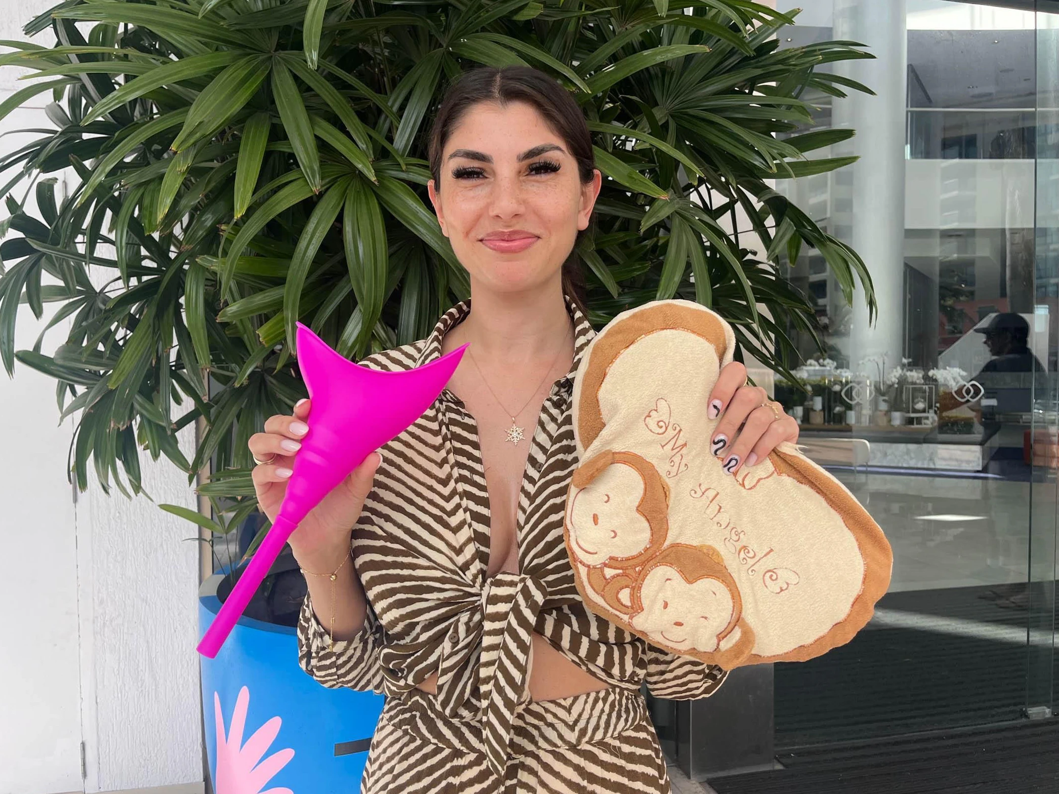 Yeliz Koç hat für das Dschungelcamp ein Kissen und eine Pinkelhilfe eingepackt. Ob es ihr hilft, sich im Dschungelklo zu erleichtern?
