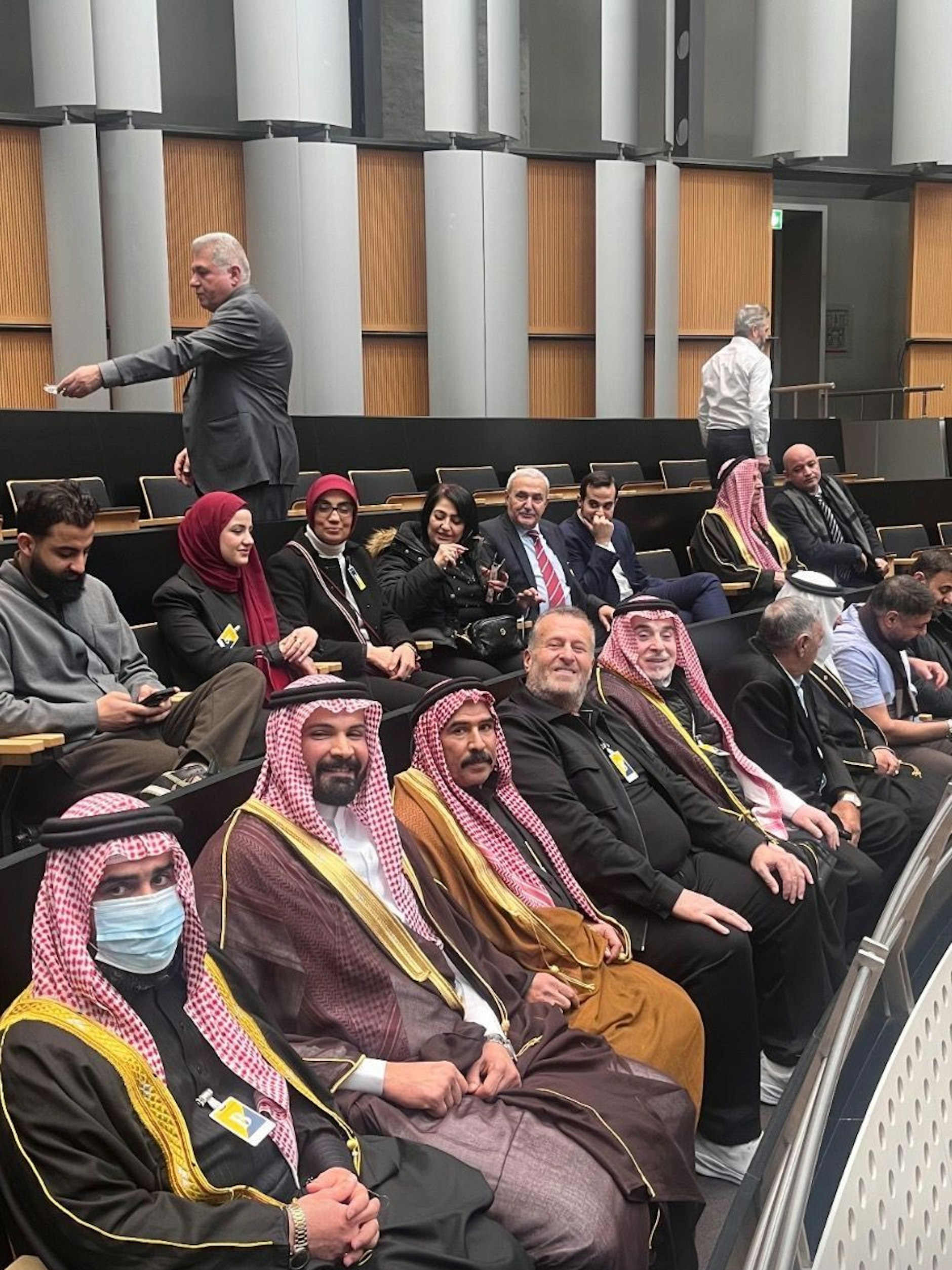 Issa Remmo inmitten anderer Gäste auf der Tribüne des Plenarsaals