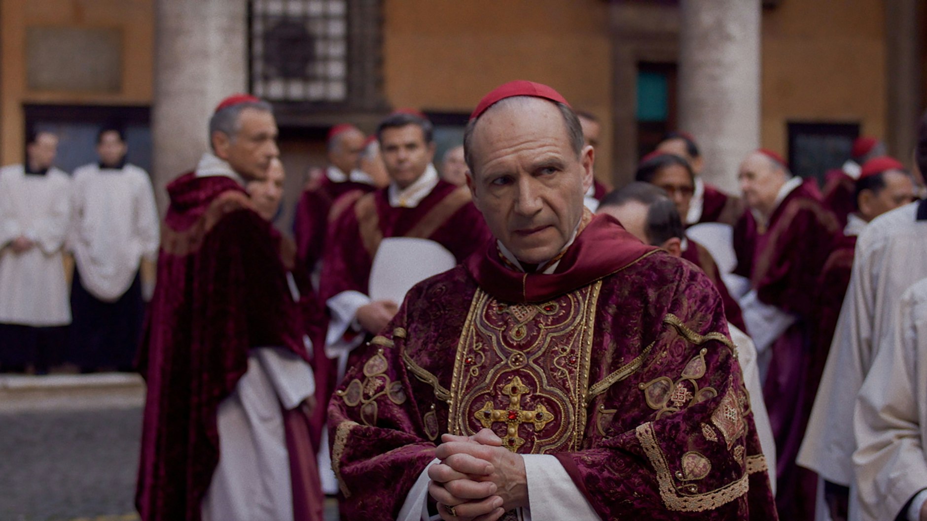 Ralph Fiennes als Dekan Lawrence in Konklave.