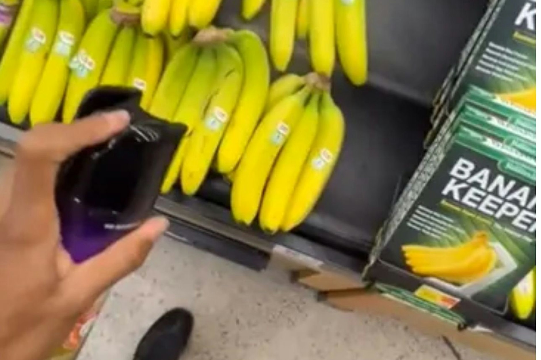 Influencer Charles Smith sprühte in einem Supermarkt Insektengift auf Bananen.