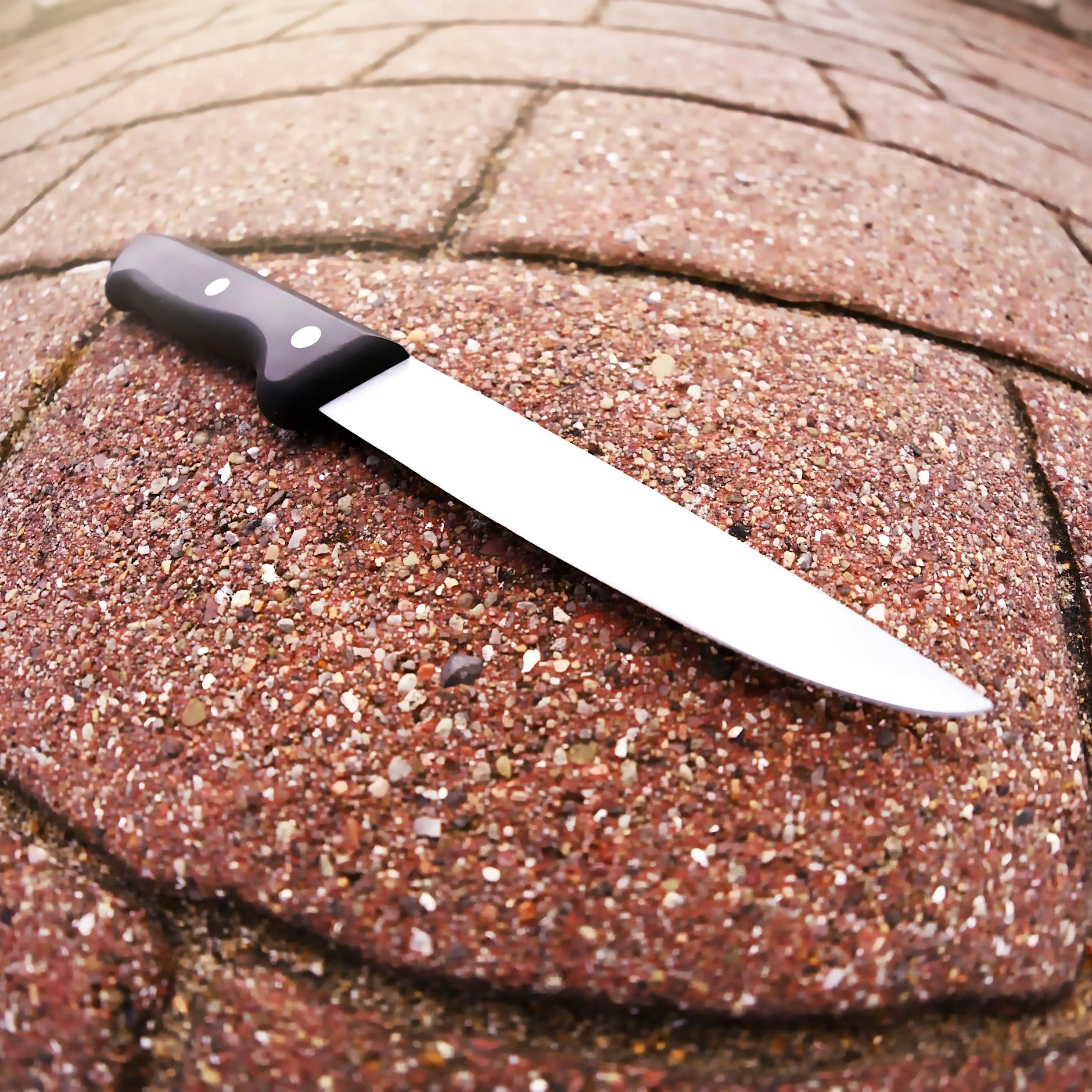 Aus Rachsucht und blinder Wut: 61-Jähriger sticht auf seine Schwägerin ein